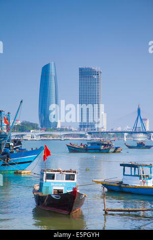 Bateaux de pêche sur la rivière Song et sur les toits de la ville, Da nang, Vietnam, Indochine, Asie du Sud-Est, l'Asie Banque D'Images