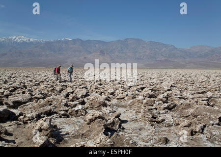 Les touristes de l'inspection du gros sel halite formations de cristaux, Devils Golf Course, Death Valley National Park, California, USA Banque D'Images