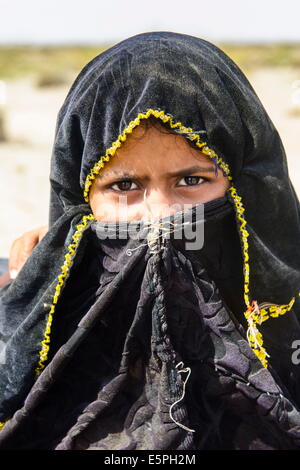 Fille Rashaida dans le désert autour de Massawa, l'Erythrée, l'Afrique Banque D'Images