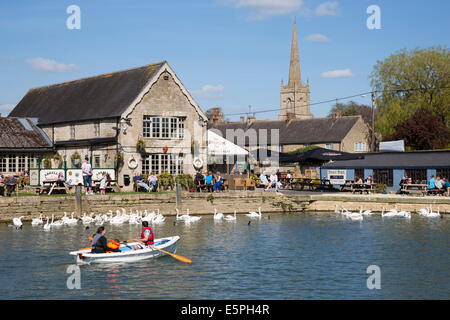 Le Riverside Pub sur la Tamise, Lechlade, Cotswolds, Gloucestershire, Angleterre, Royaume-Uni, Europe Banque D'Images