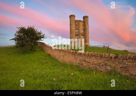 Broadway Tower, au crépuscule, Broadway, Worcestershire, Angleterre, Royaume-Uni, Europe Banque D'Images