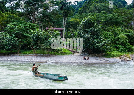 L'homme sur la rivière Bohorok, transportant le touriste à Bukit Lawang Orang Utan Rehabilitation, Sumatra, Indonésie Banque D'Images