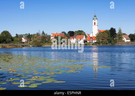 Lac Zellersee, et l'Église Saint-gallus Ulrich, Kisslegg, en Haute Souabe, Baden Wurtemberg, Allemagne, Europe Banque D'Images