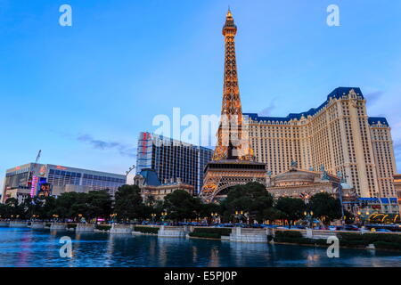 Paris, Ballys et Flamingo Hôtels et High Roller roue d'observation au crépuscule, vue sur le lac du Bellagio, Las Vegas, Nevada, USA Banque D'Images