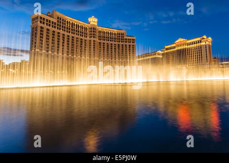 Bellagio et Caesars Palace réflexions au crépuscule avec des fontaines, le Strip, Las Vegas, Nevada, United States of America Banque D'Images