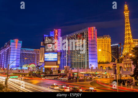 Néons sur Las Vegas Strip avec les phares de voitures en laissant des traînées de lumière en face de Paris et Ballys, Las Vegas, Nevada, USA Banque D'Images