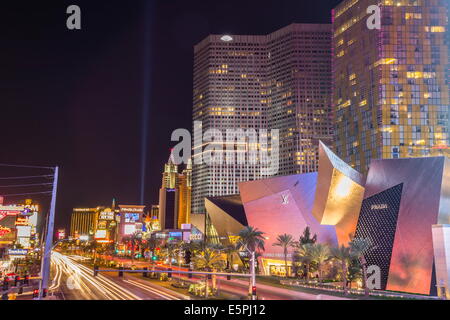 Néon, au sud du Strip de Las Vegas de nuit avec des voitures à partir de traces légères en face du centre-ville, Las Vegas, Nevada, USA Banque D'Images