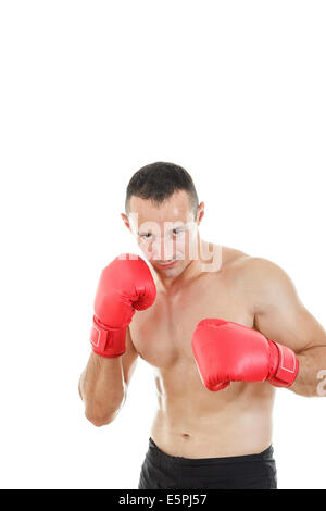 Muscular male boxer prêt à se battre avec des gants de boxe dans une position de combat Banque D'Images