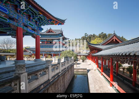 L'architecture traditionnelle avec des sculptures en bois coloré à Fu Mu (Mu complexe résidence), à Lijiang, Yunnan, Chine, Asie. Banque D'Images