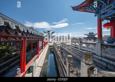 Architecture avec des sculptures en bois colorés et de balustrades en marbre blanc au bois 458 Middle Longpan Mansion à Lijiang, Yunnan, Chine Banque D'Images