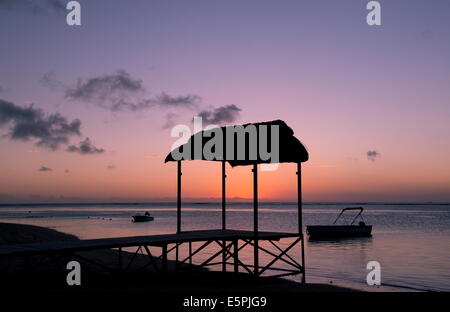 Une jetée au coucher du soleil sur la plage de l'Hôtel Saint Régis sur le Morne Brabant Peninisula, côte sud-ouest de l'Île Maurice, océan Indien Banque D'Images