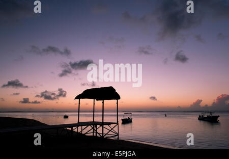 Une jetée au coucher du soleil sur la plage de l'Hôtel Saint Régis sur le Morne Brabant Peninisula, côte sud-ouest de l'Île Maurice, océan Indien Banque D'Images