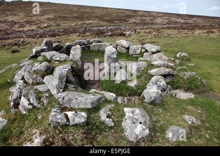 Ruines de la maison début de l'âge du Bronze, environ 3500 ans, Grimspound, Dartmoor National Park, Devon, Angleterre, Royaume-Uni Banque D'Images