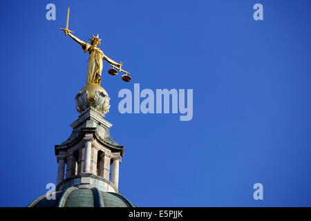 Balance de la Justice au-dessus de l'Old Bailey (la Cour pénale centrale) sur l'ancien site de la prison de Newgate, London, England, UK Banque D'Images