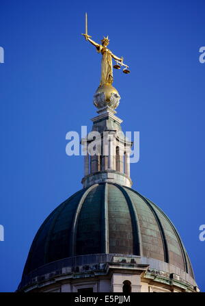 Balance de la Justice au-dessus de l'Old Bailey (la Cour pénale centrale) sur l'ancien site de la prison de Newgate, London, England, UK Banque D'Images