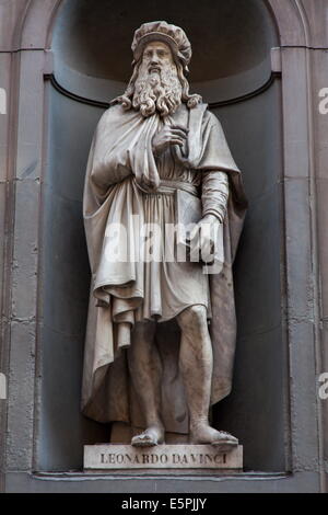 Statue de léonard de Vinci dans le Vasari, à l'extérieur de la Galerie des Offices, Florence, UNESCO World Heritage Site, Toscane, Italie, Europe Banque D'Images