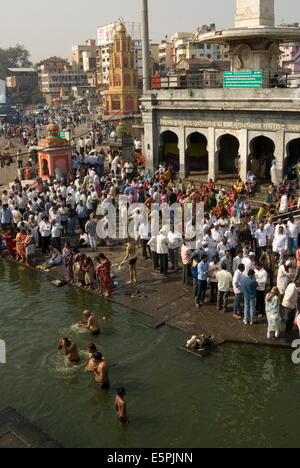 Les fidèles au réservoir de Ramkund sur les ghats le long du fleuve sacré, Godavari Nasik (Amsterdam), Maharashtra, Inde, Asie Banque D'Images