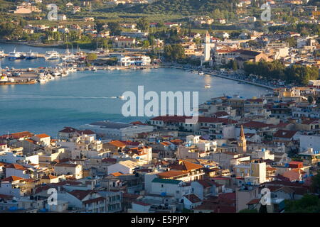 Vue sur les toits du port, la ville de Zakynthos, Zakynthos (Zante) (Zante), îles Ioniennes, îles grecques, Grèce Banque D'Images