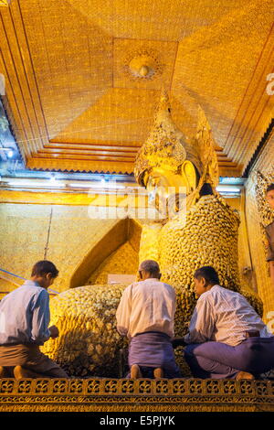 Statue de Bouddha en or, Paya Mahamuni, Mandalay, Myanmar (Birmanie), l'Asie Banque D'Images