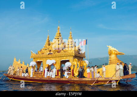 Bateau de cérémonie, le Festival de la Pagode Phaung Daw Oo, le lac Inle, l'État de Shan, Myanmar (Birmanie), l'Asie Banque D'Images