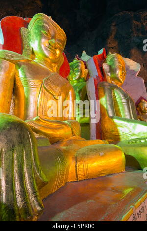 Statues de Bouddha en entrée de grotte naturelle Shwe Oo Min Pagode, Pindaya, Myanmar (Birmanie), l'Asie Banque D'Images