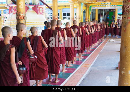 L'heure du repas à l'Kha Khat Wain Kyaung monastère, Bago, Myanmar (Birmanie), l'Asie Banque D'Images
