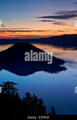Le lac du cratère et de l'île de l'assistant à l'aube, Crater Lake National Park, Oregon, États-Unis d'Amérique, Amérique du Nord Banque D'Images