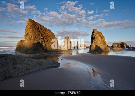Les piles de la mer et les nuages, Bandon Beach, Oregon, États-Unis d'Amérique, Amérique du Nord Banque D'Images