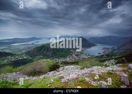 Vue de dessus de la baie de Kotor au Monténégro Banque D'Images