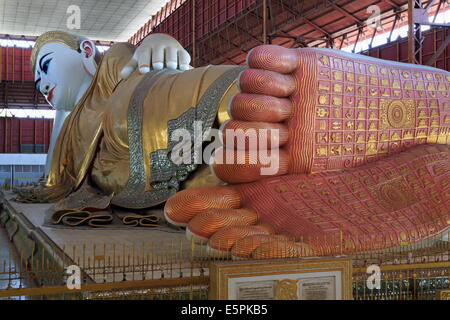 Bouddha couché de Chauk Htat Kyi, Yangon (Rangoon), le Myanmar (Birmanie), l'Asie Banque D'Images