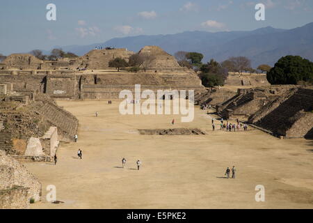 Plaza Principal, vue depuis le sud de la plate-forme, Monte Alban, UNESCO World Heritage Site, Oaxaca, Mexique, Amérique du Nord Banque D'Images