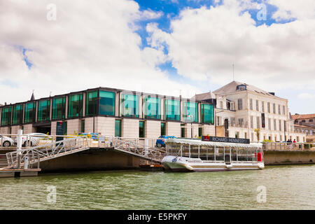 Richard Hennessy Hennessy de bateaux d'excursion à l'extérieur du Centre du patrimoine mondial sur le Quai Maurice Hennessy Cognac Banque D'Images