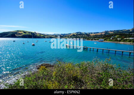 Peu de bateaux dans l'Akaroa Harbour, la péninsule de Banks, Canterbury, île du Sud, Nouvelle-Zélande, Pacifique Banque D'Images