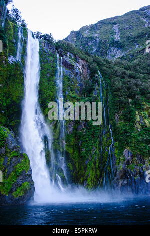 Grande cascade dans Milford Sound, Fiordland National Park, site du patrimoine mondial de l'UNESCO, l'île du Sud, Nouvelle-Zélande, Pacifique Banque D'Images