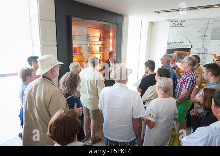 Tour guide expliquant aux visiteurs les différentes qualités de cognac Hennessy. Banque D'Images