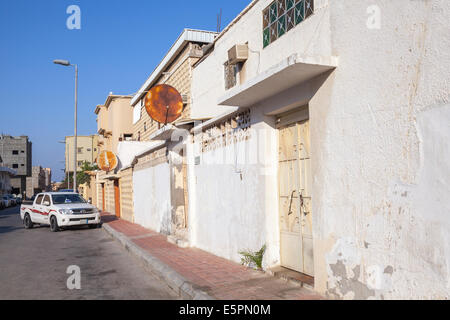 Djénéba, l'ARABIE SAOUDITE - le 19 mai 2014 : Street view ordinaire avec voiture en stationnement et de murs blancs, de l'Arabie Saoudite Banque D'Images