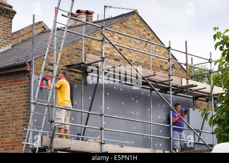 Les constructeurs / mise en place d'isolation des murs en mousse rigide panneaux / feuilles / conseils scolaires à la fin de gable UK chambre victorienne avec terrasse Banque D'Images