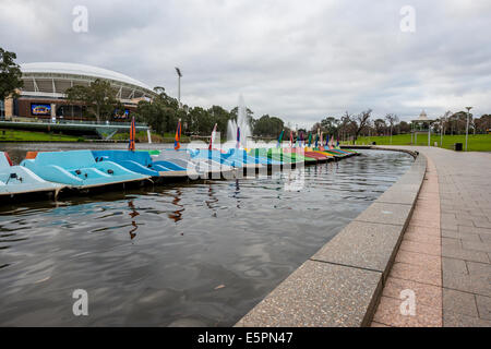 La nouvelle rive pied pont la pittoresque rivière Torrens sur la frange nord du centre d'Adélaïde, en Australie. Banque D'Images