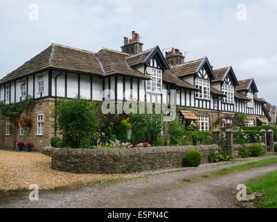 Rangée de maisons de style Tudor dans village historique de Whalley Lancashire England UK Banque D'Images