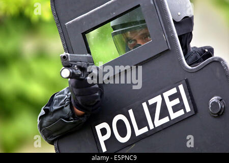 Les membres du commandement des opérations spéciales (SEK) de la Police criminelle de l'état de Thuringe Officeconduct un exercice de Gutendorf, Allemagne, 05 août 2014. Photo : JAN WOITAS/DPA Banque D'Images