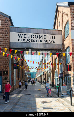 Bienvenue à Gloucester Quays panneau à l'entrée du centre commercial dans le quartier historique de Gloucester Docks Banque D'Images