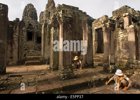 Le nettoyage temple Bayon, entrée sud, face à tours, galerie, complexe des temples, Angkor Thom, la Province de Siem Reap, au Cambodge. Banque D'Images