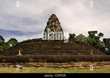 Neak Pean (Les serpents entrelacés) à Angkor, est une île artificielle avec un temple bouddhiste sur une île circulaire dans le Preah Khan Baray construit pendant le règne du roi Jayavarman VII, au Cambodge, en Asie Banque D'Images