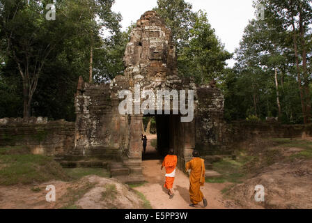 Deux moines dans Ta Som Temple. Ta Som est situé à 16.7 km de Siem Reap (26 minutes en voiture et plus et heure et demie en vélo). Banque D'Images
