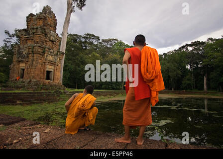 Le moine bouddhiste aux temples de Prasat Suor Prat & Kleangs. Angkor Thom. Édifice de grès rectangulaire placé en face de la Terrasse Banque D'Images