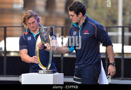 Sydney, Australie. Le 05 août, 2014. NSW Waratahs Rugby super réception officielle. Captains Michael Hooper et Dave Dennis avec le trophée. Credit : Action Plus Sport/Alamy Live News Banque D'Images