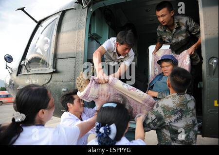 Ludian, la province chinoise du Yunnan. 5e août, 2014. Transfert des sauveteurs blessés par un hélicoptère en Longtoushan Canton de Ludian County, au sud-ouest de la province chinoise du Yunnan, le 5 août 2014. Une chaîne de sauvetage aérien a été ouverte après le tremblement de terre de magnitude 6,5 dans la région de Ludian. Credit : Tao Liang/Xinhua/Alamy Live News Banque D'Images