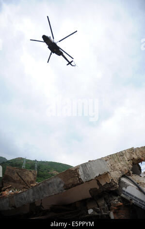 Ludian, la province chinoise du Yunnan. 5e août, 2014. Un hélicoptère, qui transporte des fournitures de secours, arrive dans Longtoushan Canton de Ludian County, au sud-ouest de la province chinoise du Yunnan, le 5 août 2014. Une chaîne de sauvetage aérien a été ouverte après le tremblement de terre de magnitude 6,5 dans la région de Ludian. Credit : Tao Liang/Xinhua/Alamy Live News Banque D'Images