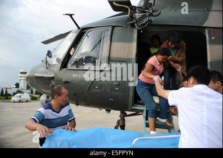 Ludian, la province chinoise du Yunnan. 5e août, 2014. Transfert des sauveteurs blessés par un hélicoptère en Longtoushan Canton de Ludian County, au sud-ouest de la province chinoise du Yunnan, le 5 août 2014. Une chaîne de sauvetage aérien a été ouverte après le tremblement de terre de magnitude 6,5 dans la région de Ludian. Credit : Tao Liang/Xinhua/Alamy Live News Banque D'Images