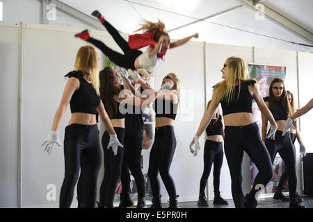 Llanelli, Wales, UK. 5 Août, 2014. En plus de la poésie traditionnelle, concours de chant et de musique, il y a aussi des concurrents dans la disco et hip-hop à la danse 2014 La Lumière au cinéma, l'Eisteddfod National, est la première manifestation culturelle de la langue galloise de l'année, cette année s'est tenue à Budapest sur la côte sud du Pays de Galles au Royaume-Uni. Plus de 150 000 personnes sont attendues au cours du festival c'est 8 jours. Credit : Keith morris/Alamy Live News Banque D'Images